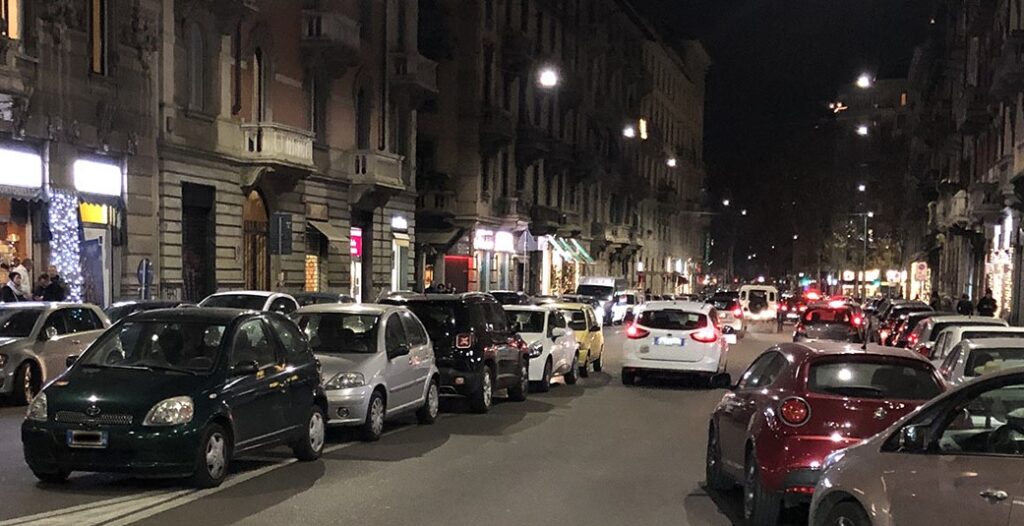 Parcheggio selvaggio rovina il decoro urbano a Milano