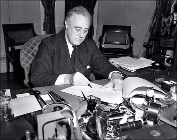 franklin-delano-Roosevelt-firma-la-legge-affitti-e-prestiti