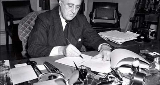 franklin-delano-Roosevelt-firma-la-legge-affitti-e-prestiti